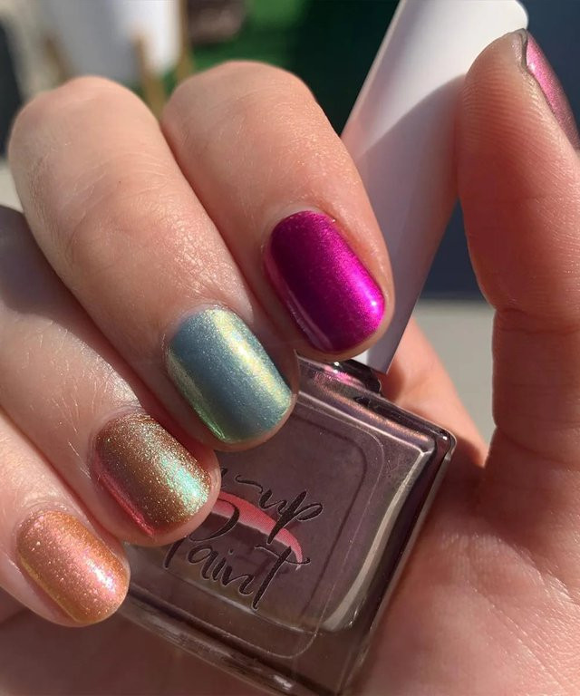 Sơn móng nhũ - một xu hướng khác cho dịp lễ Valentine năm nay, cũng trông rất tuyệt khi kết hợp với nail rực rỡ nhiều màu. Vẻ ngoài của bạn sẽ trở nên thu hút và tạo được sự chú ý đặc biệt khi diện mẫu nail này, chúng hoàn hảo cho những dịp đặc biệt như tiệc tùng, hẹn hò.