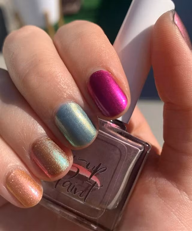 Sơn móng nhũ - một xu hướng khác cho dịp lễ Valentine năm nay, cũng trông rất tuyệt khi kết hợp với nail rực rỡ nhiều màu. Vẻ ngoài của bạn sẽ trở nên thu hút và tạo được sự chú ý đặc biệt khi diện mẫu nail này, chúng hoàn hảo cho những dịp đặc biệt như tiệc tùng, hẹn hò.