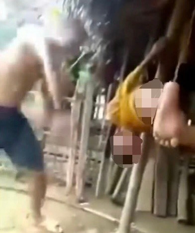 Hình ảnh bé trai bị treo lên xà nhà và bị đánh Hình ảnh bé trai bị treo lên xà nhà và bị đánh