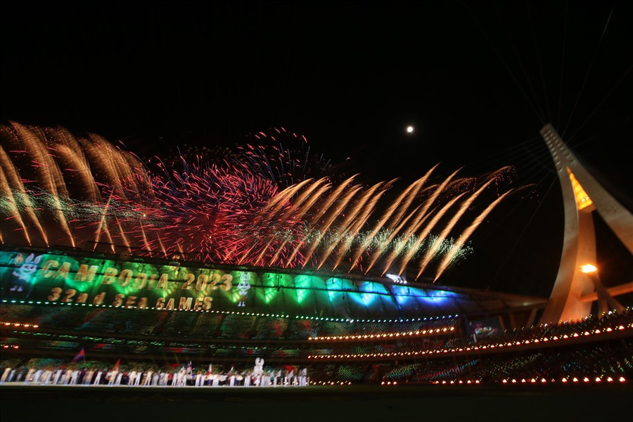 Màn pháo hoa rực rỡ cùng âm nhạc sôi động khép lại Lễ khai mạc kỳ Đại hội thể thao Đông Nam Á lần thứ 32. Sáng 6.5, các vận động viên của 11 quốc gia sẽ bước vào những ngày tranh tài chính thức. Màn pháo hoa rực rỡ cùng âm nhạc sôi động khép lại Lễ khai mạc kỳ Đại hội thể thao Đông Nam Á lần thứ 32. Sáng 6.5, các vận động viên của 11 quốc gia sẽ bước vào những ngày tranh tài chính thức.