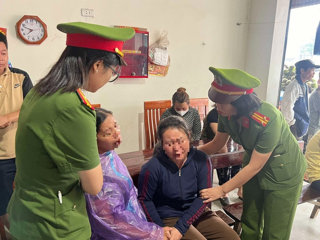 Nhiều người khóc nấc được các nữ chiến sĩ công an động viên Nhiều người khóc nấc được các nữ chiến sĩ công an động viên