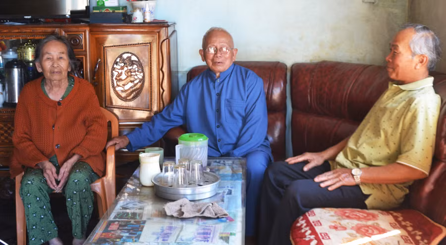 Ông Nguyễn Tẩu (giữa) trò chuyện với người cao tuổi xã Nam Yang, huyện Đak Đoa. Ảnh: Hoàng Cư Ông Nguyễn Tẩu (giữa) trò chuyện với người cao tuổi xã Nam Yang, huyện Đak Đoa. Ảnh: Hoàng Cư