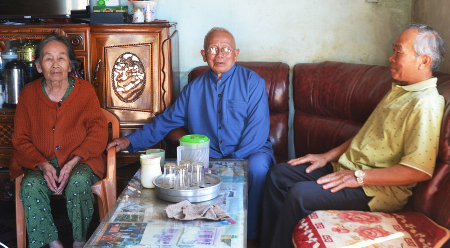 Ông Nguyễn Tẩu (giữa) trò chuyện với người cao tuổi xã Nam Yang, huyện Đak Đoa. Ảnh: Hoàng Cư