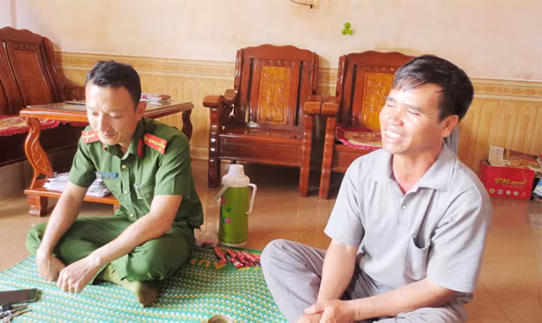 Đại úy Nguyễn Hữu Oai trò chuyện cùng Trưởng thôn Chroh.