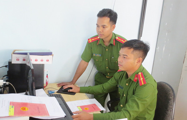 Thượng úy Rmah Jú cùng đồng đội chuẩn bị tài liệu để xuống làng.