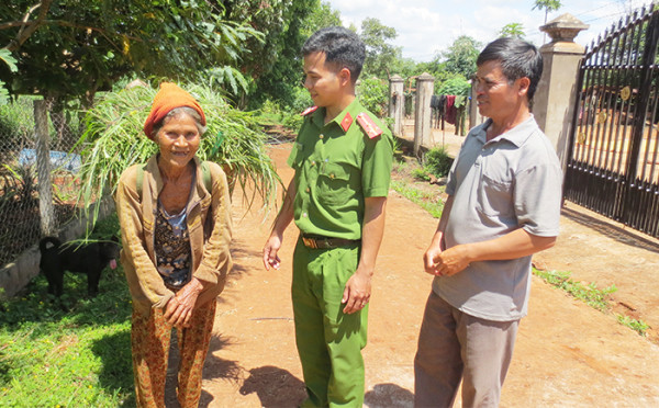 Cuộc sống buôn làng bình yên hơn sau khi có Công an chính quy về.