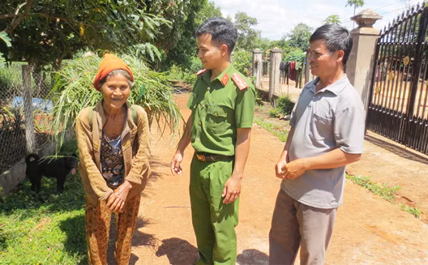 Cuộc sống buôn làng bình yên hơn sau khi có Công an chính quy về.