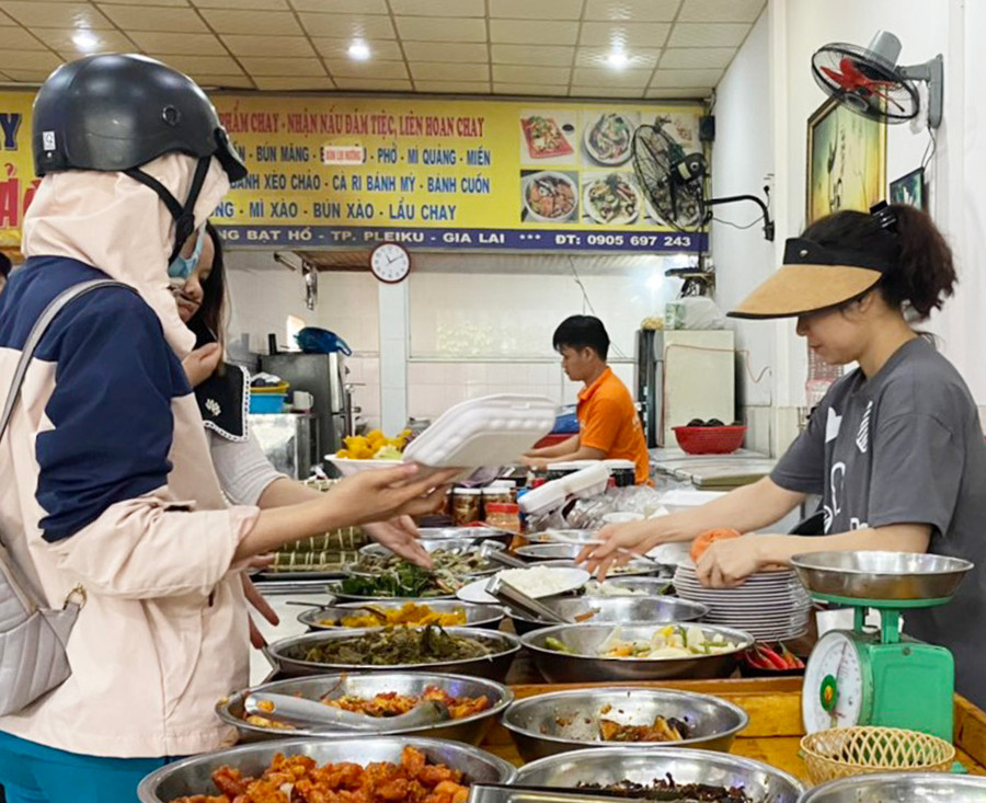 Buổi trưa là khung giờ quán chay Thanh Thảo luôn hoạt động sôi nổi, nhộn nhịp hết công suất. Ảnh: Sơn Ca Buổi trưa là khung giờ quán chay Thanh Thảo luôn hoạt động sôi nổi, nhộn nhịp hết công suất. Ảnh: Sơn Ca