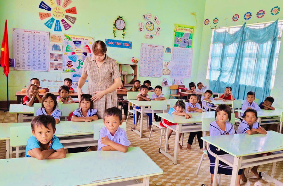 Sau một buổi được cô dỗ dành, an ủi, những cô cậu học trò nhỏ Trường Tiểu học và THCS Nguyễn Văn Trỗi ở xã biên giới Ia Mơ (huyện Chư Prông) đã dần làm quen. Ành: Mai Như