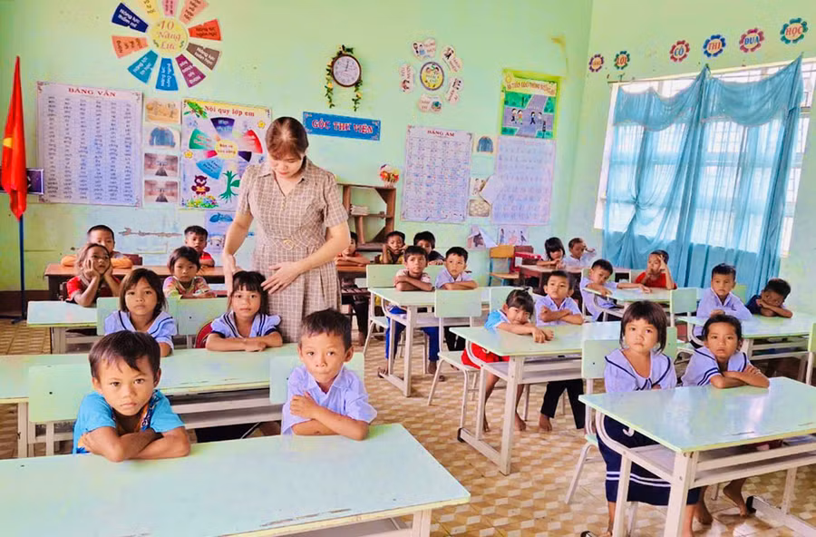 Sau một buổi được cô dỗ dành, an ủi, những cô cậu học trò nhỏ Trường Tiểu học và THCS Nguyễn Văn Trỗi ở xã biên giới Ia Mơ (huyện Chư Prông) đã dần làm quen. Ành: Mai Như