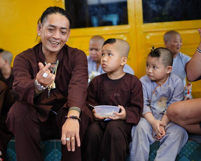 Gã thanh niên hổ báo năm xưa hiện thường xuyên làm từ thiện tại các mái ấm. Ảnh: NVCC