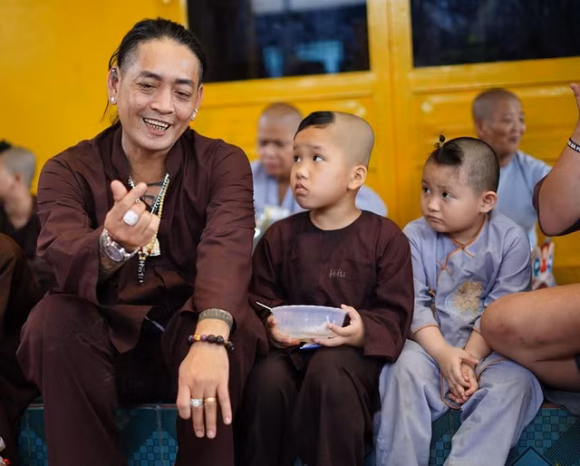 Gã thanh niên hổ báo năm xưa hiện thường xuyên làm từ thiện tại các mái ấm. Ảnh: NVCC