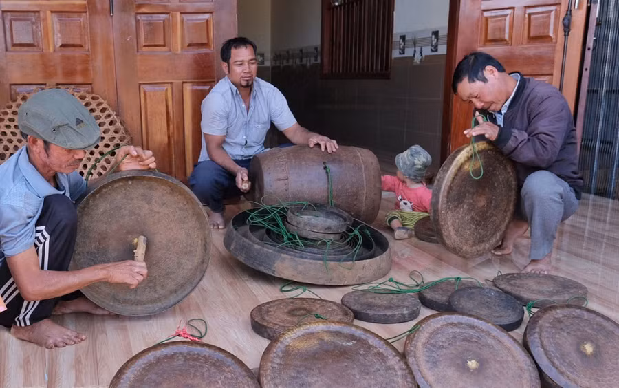 Trưởng thôn Rơh Lan Lang (bìa phải) và ông Siu Yát (bìa trái) kiểm tra bộ chiêng chuẩn bị cho các sự kiện văn hóa sắp tới. Ảnh: M.C Trưởng thôn Rơh Lan Lang (bìa phải) và ông Siu Yát (bìa trái) kiểm tra bộ chiêng chuẩn bị cho các sự kiện văn hóa sắp tới. Ảnh: M.C