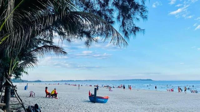 Bãi biển Mỹ Khê (TP.Quảng Ngãi). Ảnh: HẢI PHONG