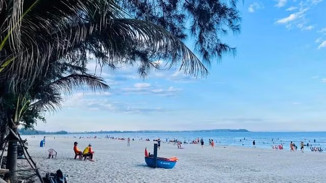 Bãi biển Mỹ Khê (TP.Quảng Ngãi). Ảnh: HẢI PHONG