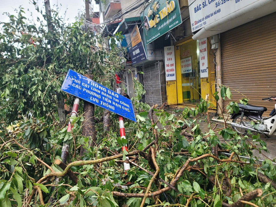 Hà Nội thiệt hại do bão số 3 tiếp tục tăng cao.