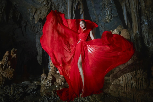 Để thực hiện được bộ ảnh này, ê kíp chụp ảnh đã mang theo nhiều thiết bị máy móc chuyên dụng cho việc chụp ảnh trong hang. H'Hen Niê cũng chuẩn bị tâm lý sẵn sàng và nhanh chóng hoàn thành nhanh các shoot chụp để kịp di chuyển ra khỏi hang theo đúng lịch trình. Ảnh: Ngô Trần Hải An Để thực hiện được bộ ảnh này, ê kíp chụp ảnh đã mang theo nhiều thiết bị máy móc chuyên dụng cho việc chụp ảnh trong hang. H'Hen Niê cũng chuẩn bị tâm lý sẵn sàng và nhanh chóng hoàn thành nhanh các shoot chụp để kịp di chuyển ra khỏi hang theo đúng lịch trình. Ảnh: Ngô Trần Hải An