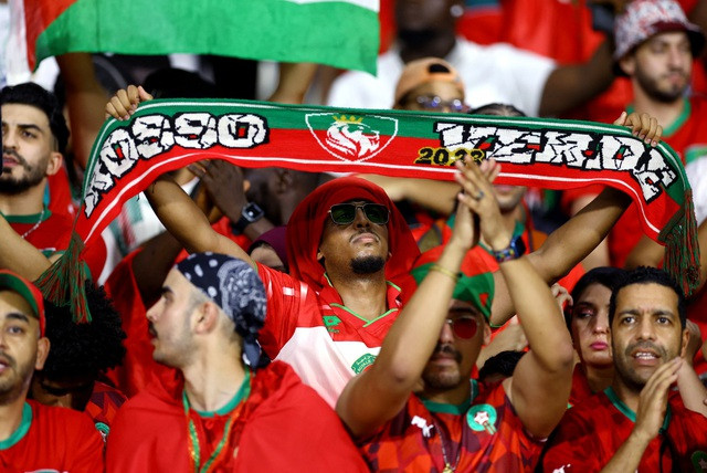 Các cổ động viên tiếp lửa cho tuyển Morocco từ khán đài Các cổ động viên tiếp lửa cho tuyển Morocco từ khán đài
