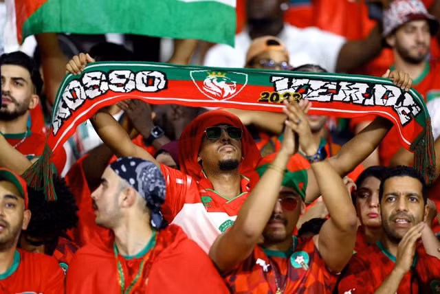 Các cổ động viên tiếp lửa cho tuyển Morocco từ khán đài