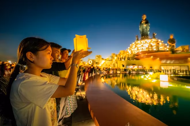 Đông đảo du khách dâng đăng trên đỉnh núi Bà Đen. (Ảnh: Nguyễn Minh Tú)