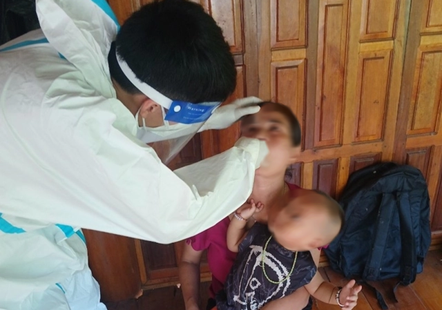 Nhân viên y tế lấy mẫu xét nghiệm để phòng chống dịch bệnh bạch hầu tại huyện Mường Lát