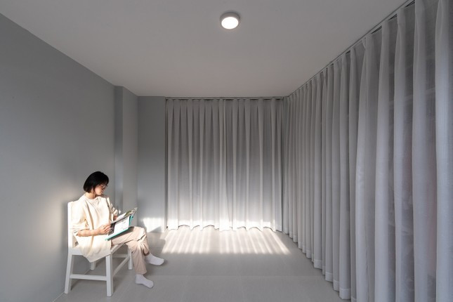 Mái mới cao hơn tạo nhiều khoảng trống hơn cho tầng lửng, giúp thông gió và đưa ánh sáng vào nhà.