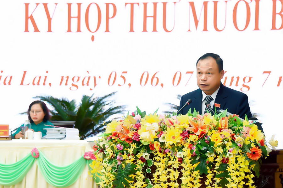 Phó Chủ tịch UBND tỉnh Dương Mah Tiệp trả lời kiến nghị cử tri gửi đến kỳ họp. Ảnh: Đ.T