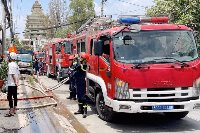 Nhiều xe chữa cháy được điều động đến hiện trường