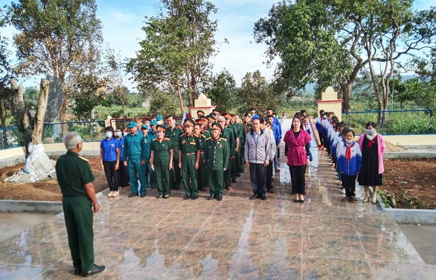Cán bộ, cựu chiến binh và người dân xã Dun dâng hương, dâng hoa tại nhà bia tưởng niệm liệt sĩ của xã (ảnh đơn vị cung cấp).