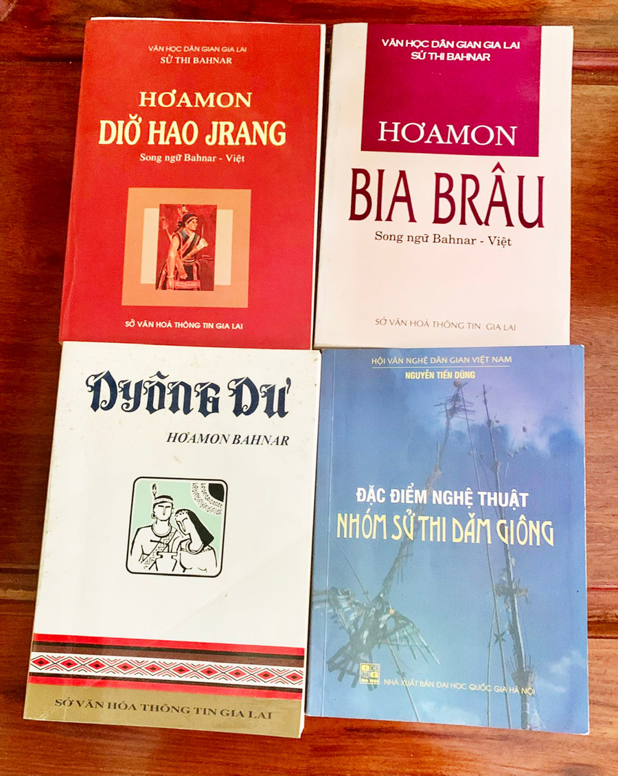 Một số sử thi Bahnar và công trình nghiên cứu về sử thi Bahnar đã được in thành sách. Ảnh: B.Q.V
