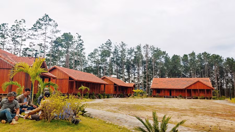 Làng văn hóa Churu ẩn mình trong rừng thông xanh mát.