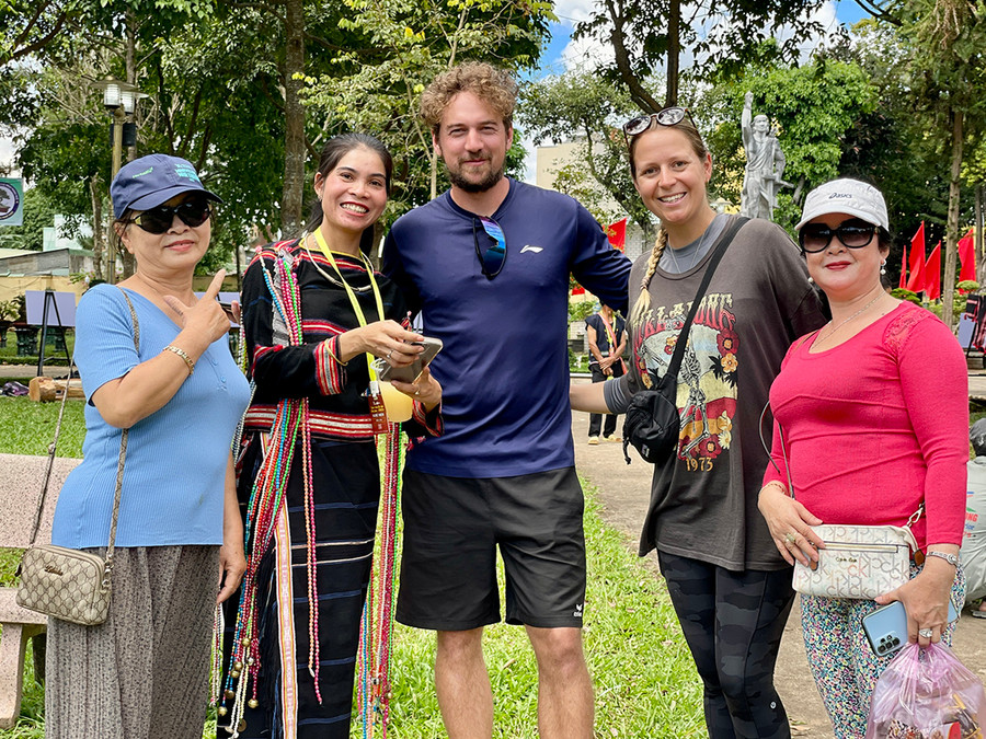 Nghệ nhân Nay H’Chuyên (thứ 2 từ trái sang) chụp ảnh lưu niệm cùng vợ chồng anh chị Tim-Anouk và một số du khách. Ảnh: P.D
