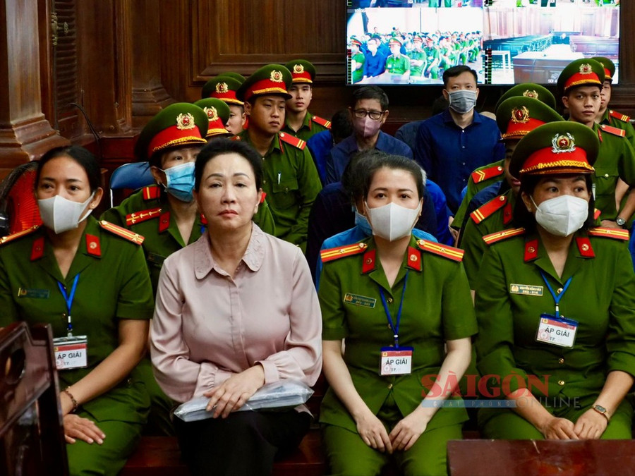 Bị cáo Trương Mỹ Lan (thứ 2 từ trái sang) tại tòa ngày 12-3. Ảnh: HOÀNG HÙNG