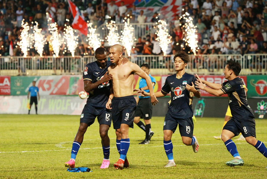 Đinh Thanh Bình cởi áo ăn mừng sau bàn thắng đầu tiên cho HAGL. Ảnh: Văn Ngọc Đinh Thanh Bình cởi áo ăn mừng sau bàn thắng đầu tiên cho HAGL. Ảnh: Văn Ngọc