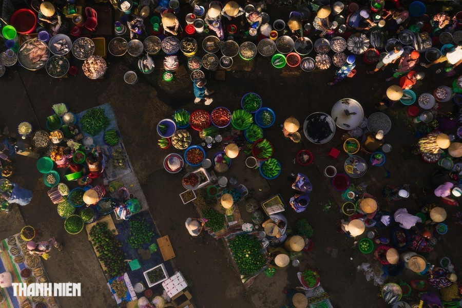 Sắc màu chợ nông sản Vị Thanh, Hậu Giang của nhiếp ảnh gia Cao Kỳ Nhân. Người dân thường gọi là &quot;chợ chồm hổm&quot;, ngồi theo lối, bắt đầu nhóm chợ từ rất sớm, nông dân địa phương mang hàng hóa là chính các sản phẩm của mình nuôi, trồng, đánh bắt ra chợ để bán.