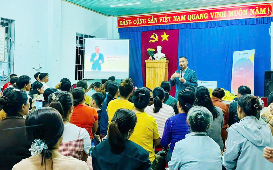 Sự kiện chị trả quyền lợi cho gia đình khách hàng Sự kiện chị trả quyền lợi cho gia đình khách hàng