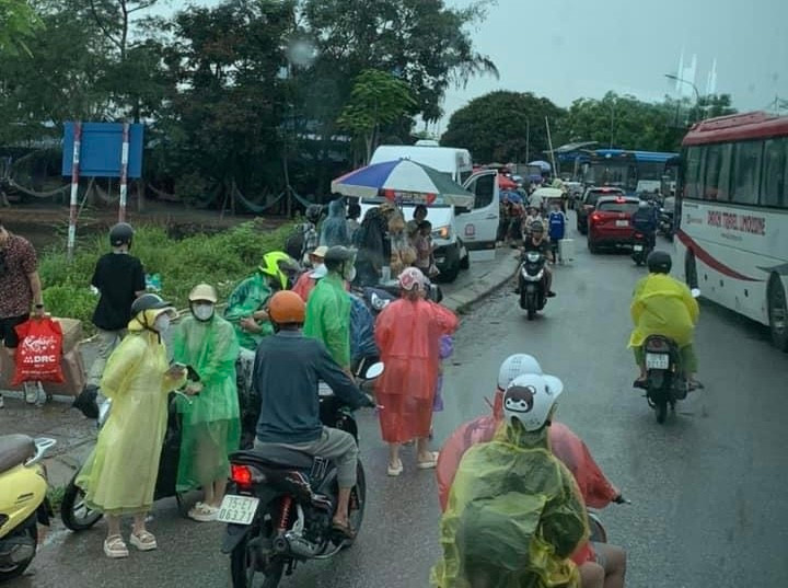Nhiều khách du lịch phải quay lại đảo Cát Bà để tránh bão do không kịp về đất liền. Ảnh: CTV Nhiều khách du lịch phải quay lại đảo Cát Bà để tránh bão do không kịp về đất liền. Ảnh: CTV