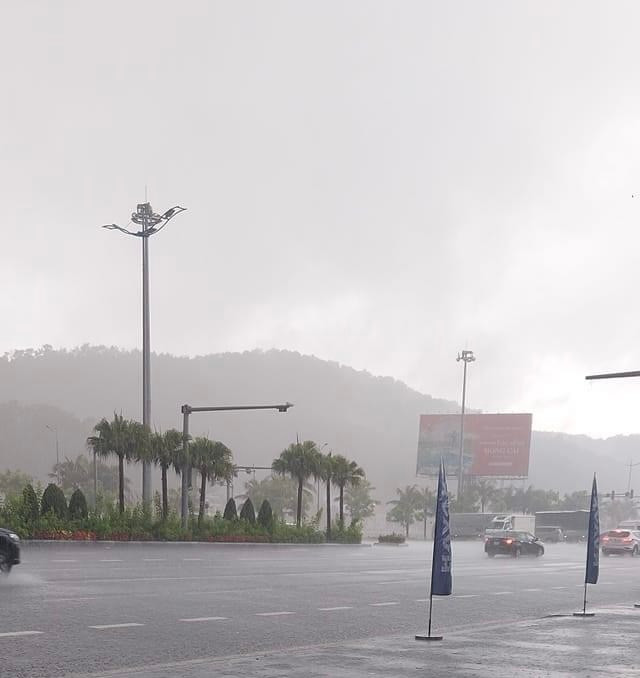 Mưa rất to ở TP Hạ Long lúc 6 giờ sáng nay 23-7. Ảnh: HẢI HƯNG Mưa rất to ở TP Hạ Long lúc 6 giờ sáng nay 23-7. Ảnh: HẢI HƯNG