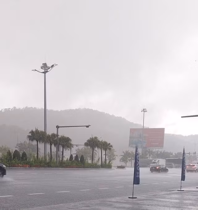 Mưa rất to ở TP Hạ Long lúc 6 giờ sáng nay 23-7. Ảnh: HẢI HƯNG