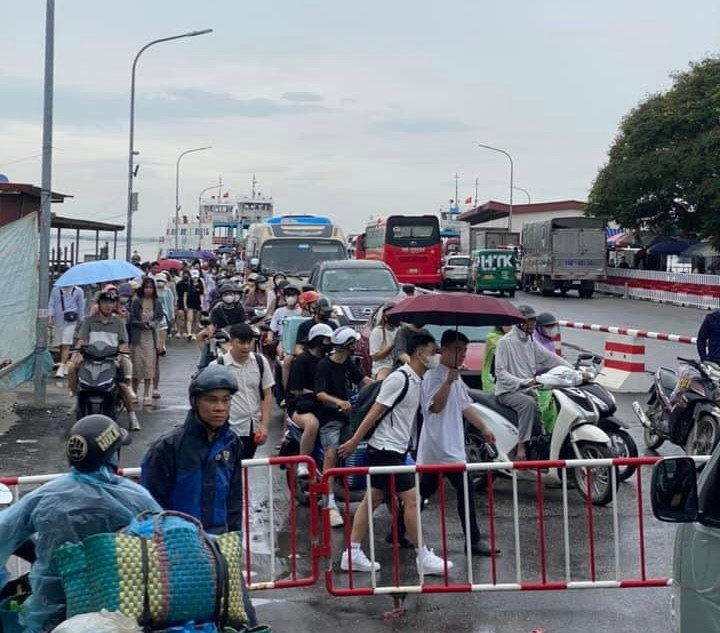 Nhiều khách du lịch mắc kẹt ngoài đảo Cát Bà (Hải Phòng) từ ngày 22-7. Ảnh: TRUNG THỨC Nhiều khách du lịch mắc kẹt ngoài đảo Cát Bà (Hải Phòng) từ ngày 22-7. Ảnh: TRUNG THỨC