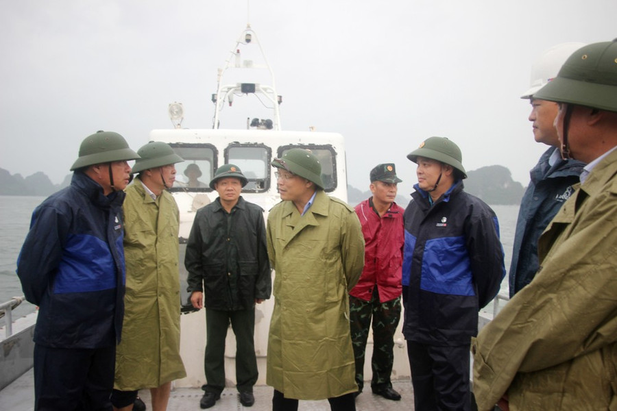 Phó Chủ tịch UBND tỉnh Quảng Ninh Nghiêm Xuân Cường kiểm tra tình hình tránh, trú bão tại huyện Vân Đồn. Ảnh: Báo Quảng Ninh Phó Chủ tịch UBND tỉnh Quảng Ninh Nghiêm Xuân Cường kiểm tra tình hình tránh, trú bão tại huyện Vân Đồn. Ảnh: Báo Quảng Ninh