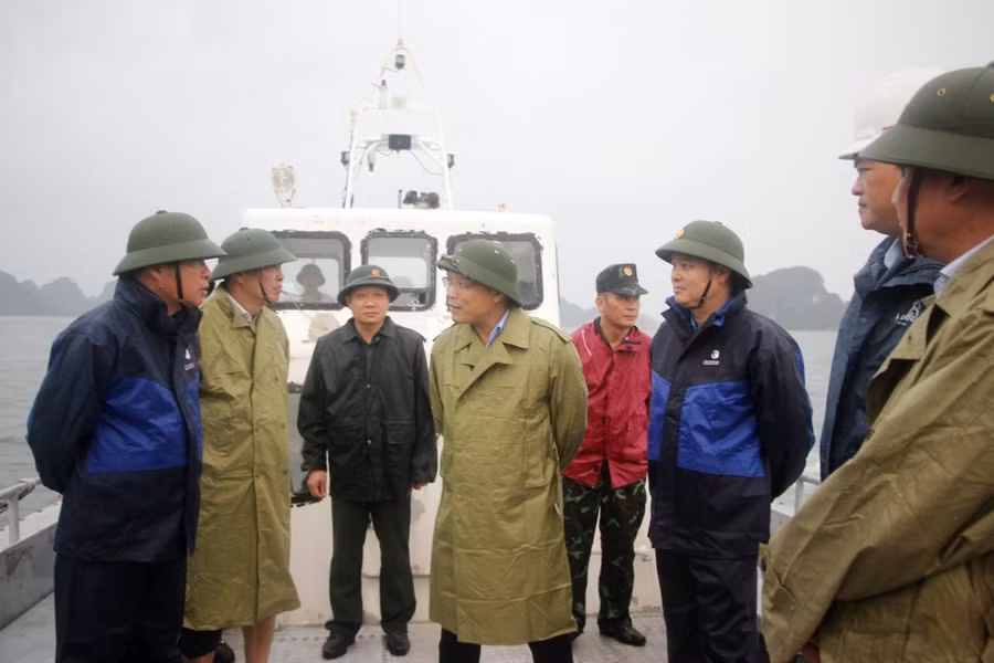 Phó Chủ tịch UBND tỉnh Quảng Ninh Nghiêm Xuân Cường kiểm tra tình hình tránh, trú bão tại huyện Vân Đồn. Ảnh: Báo Quảng Ninh