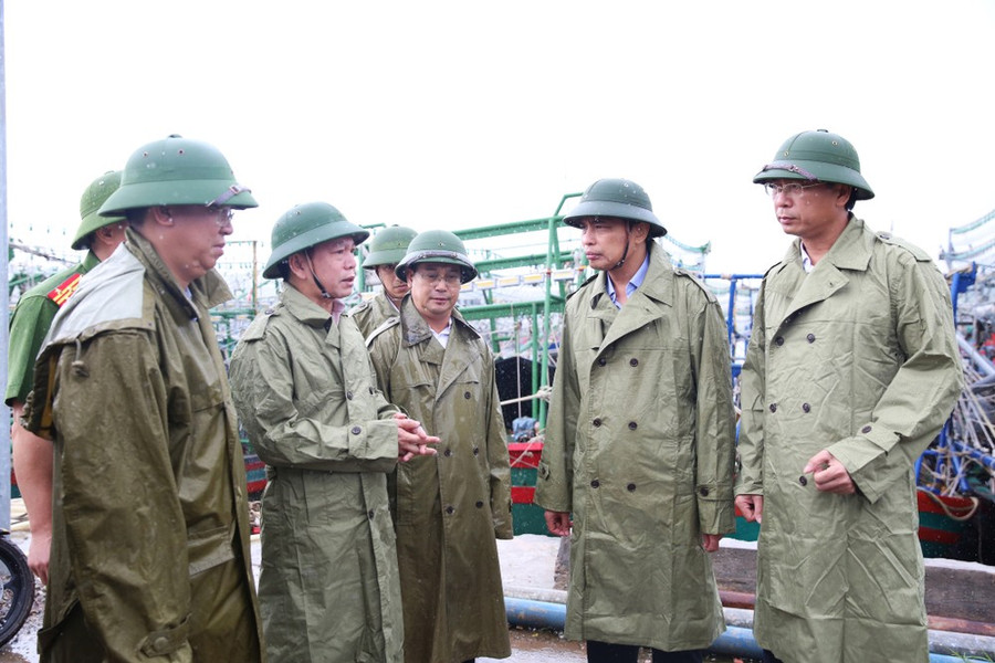 Phó Chủ tịch Thường trực UBND tỉnh Quảng Ninh Vũ Văn Diện kiểm tra tình hình mưa bão tại huyện Hải Hà. Ảnh: Báo Quảng Ninh Phó Chủ tịch Thường trực UBND tỉnh Quảng Ninh Vũ Văn Diện kiểm tra tình hình mưa bão tại huyện Hải Hà. Ảnh: Báo Quảng Ninh