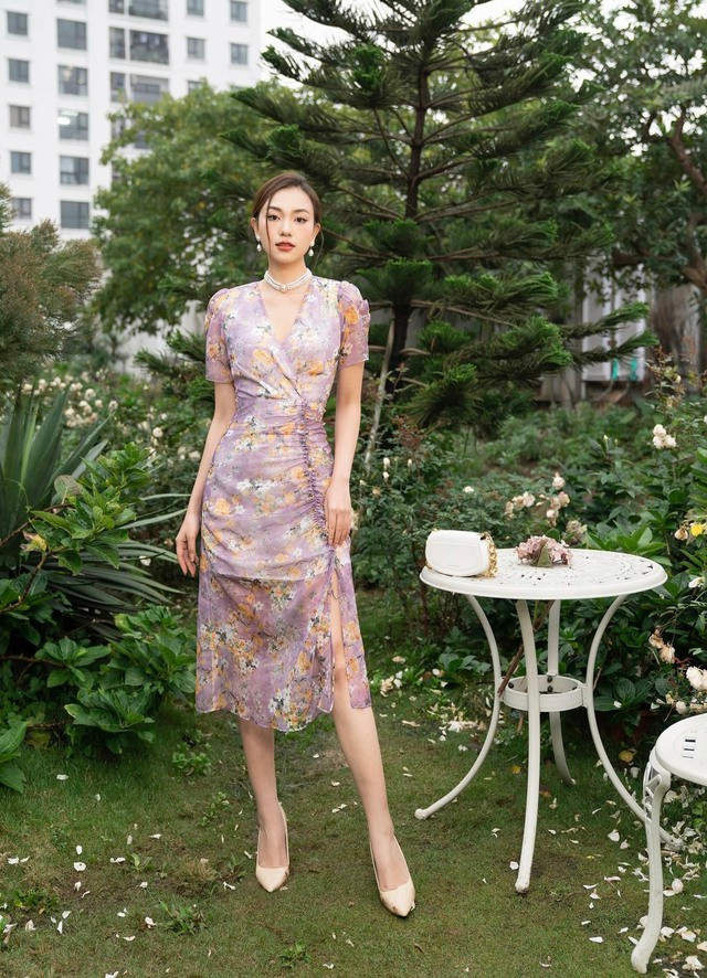 Mẫu váy với sắc tím trẻ trung là lựa chọn hoàn hảo cho nàng trong những ngày nắng hè rực rỡ. Với thiết kế rút nhúm tinh tế tại vùng eo và chân váy đã tạo nên điểm nhấn độc đáo, tôn lên đường cong cơ thể và thu hút mọi ánh nhìn. Mẫu váy với sắc tím trẻ trung là lựa chọn hoàn hảo cho nàng trong những ngày nắng hè rực rỡ. Với thiết kế rút nhúm tinh tế tại vùng eo và chân váy đã tạo nên điểm nhấn độc đáo, tôn lên đường cong cơ thể và thu hút mọi ánh nhìn.