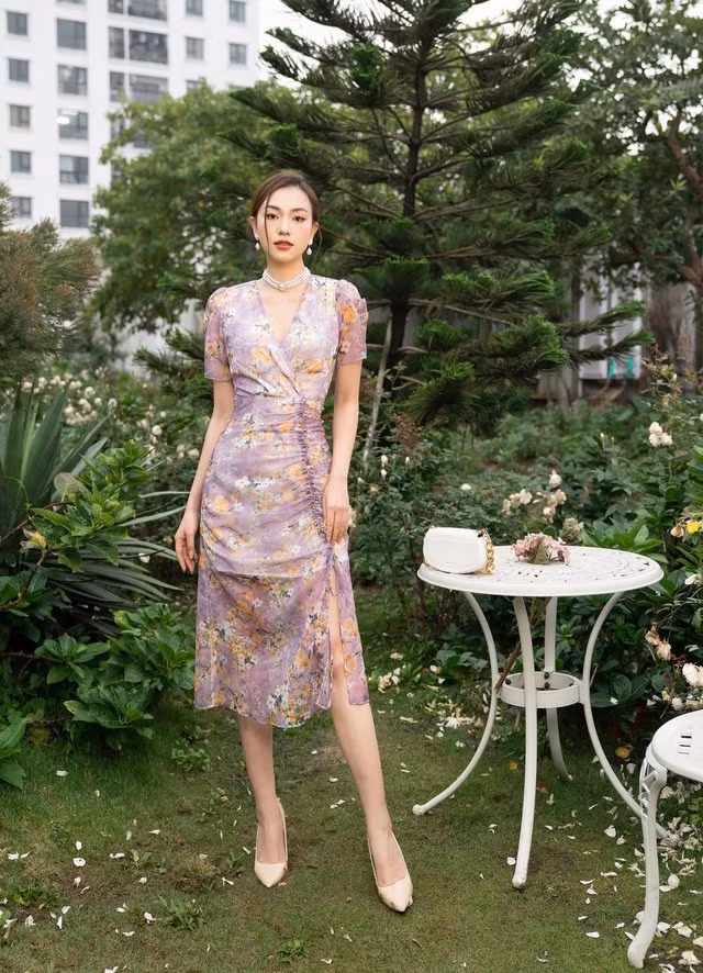 Mẫu váy với sắc tím trẻ trung là lựa chọn hoàn hảo cho nàng trong những ngày nắng hè rực rỡ. Với thiết kế rút nhúm tinh tế tại vùng eo và chân váy đã tạo nên điểm nhấn độc đáo, tôn lên đường cong cơ thể và thu hút mọi ánh nhìn.
