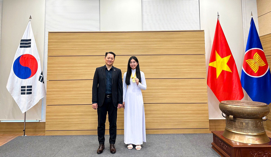 Học sinh Lê Đỗ Mỹ Duyên - 11 chuyên Anh tham dự Cuộc thi Khoa học kỹ thuật Olympic Phát minh và Sáng chế Thế giới do Hàn Quốc tổ chức Học sinh Lê Đỗ Mỹ Duyên - 11 chuyên Anh tham dự Cuộc thi Khoa học kỹ thuật Olympic Phát minh và Sáng chế Thế giới do Hàn Quốc tổ chức