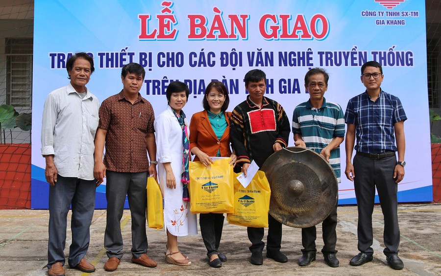 Năm 2023, Dự án 6 đã tặng nhiều bộ chiêng cho các đội văn nghệ truyền thống các huyện, thị xã, thành phố trong tỉnh. Ảnh: H.N Năm 2023, Dự án 6 đã tặng nhiều bộ chiêng cho các đội văn nghệ truyền thống các huyện, thị xã, thành phố trong tỉnh. Ảnh: H.N