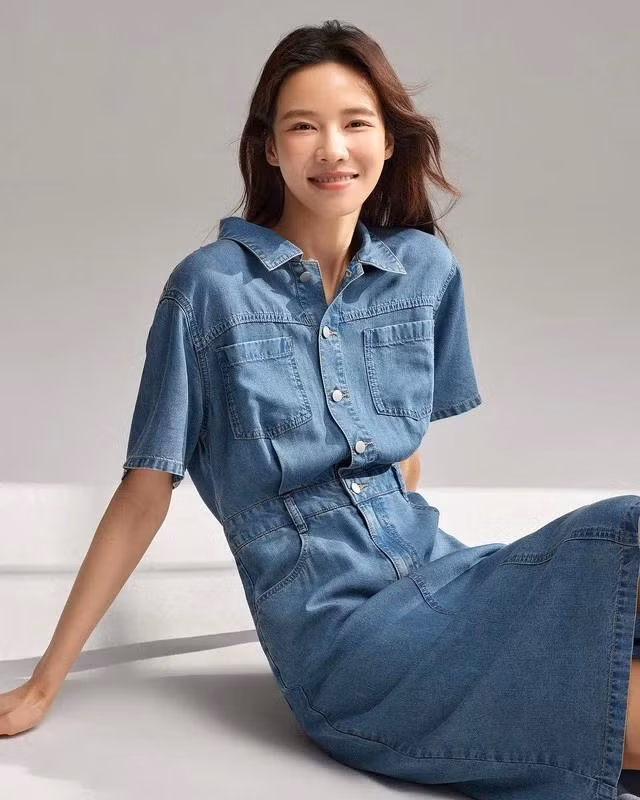 Đừng quên chất liệu denim khi nàng ngắm nghía đầm sơ mi mùa này. Kiểu váy này cực kỳ phù hợp với các hoạt động ngoài trời, các chuyến dã ngoại tìm về với thiên nhiên hay những buổi cắm trại cuối tuần. Ảnh Semir