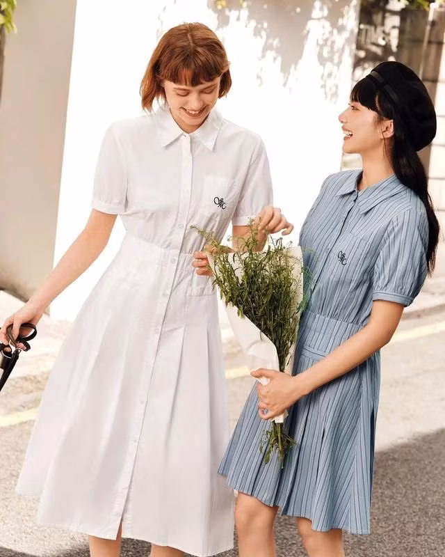 Khi chọn váy cotton, linen mùa này nàng nên dành sự ưu ái cho các thiết kế không tay hoặc có tay con, tay ngắn. Những dáng váy sơ mi này giúp ích cho việc cơ thể được thông thoáng và dễ chịu khi mồ hôi và hơi ẩm dễ dàng thoát nhanh. Ảnh Semir
