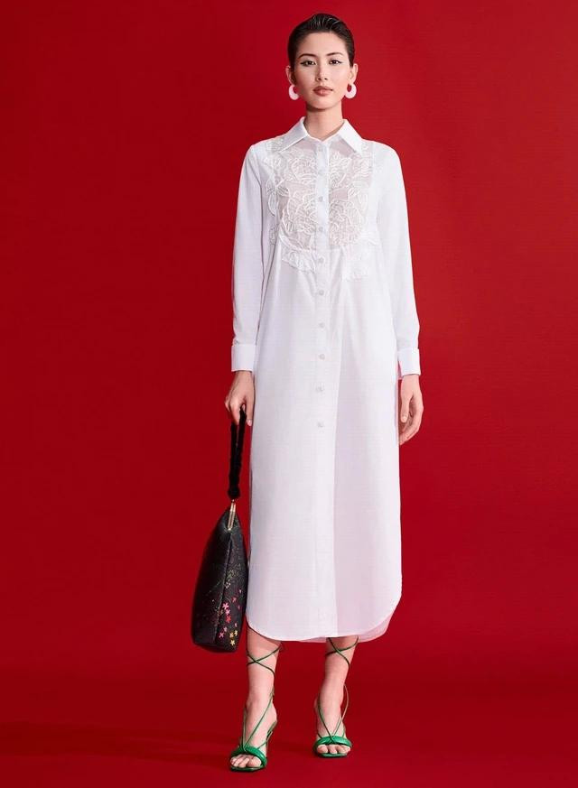 Kết hợp vẻ đẹp tinh tế, thuần khiết của ren trắng và cotton trên cùng một thiết kế dáng sơ mi cho nàng nhiều hơn một lý do để lựa chọn chiếc đầm này. Ảnh HA LINH THU Kết hợp vẻ đẹp tinh tế, thuần khiết của ren trắng và cotton trên cùng một thiết kế dáng sơ mi cho nàng nhiều hơn một lý do để lựa chọn chiếc đầm này. Ảnh HA LINH THU